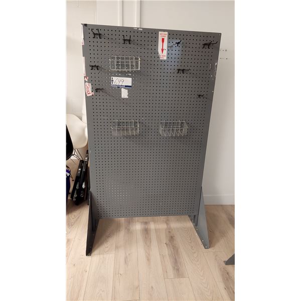 PANNEAU PERFORÉ EN MÉTAL À DOUBLE FACE, 39 X 66 PO