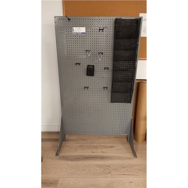 PANNEAU PERFORÉ EN MÉTAL, 39 X 66 PO