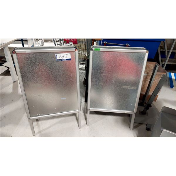 LOT DE 2 PANNEAUX D’AFFICHAGE