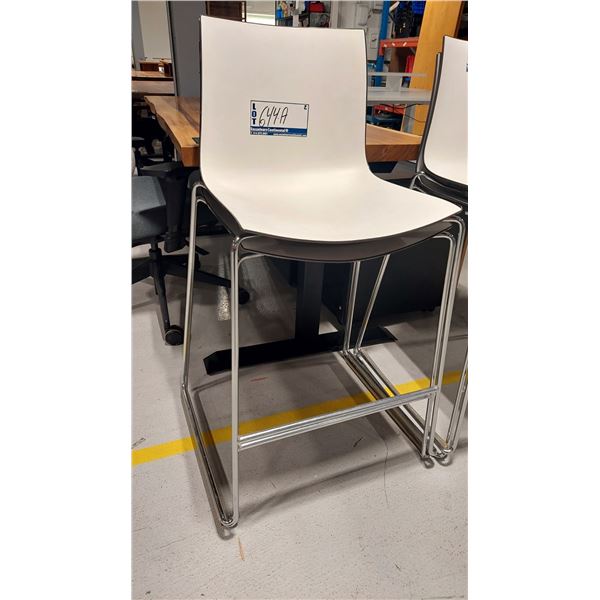 CHAISES HAUTES DE 26,5 PO