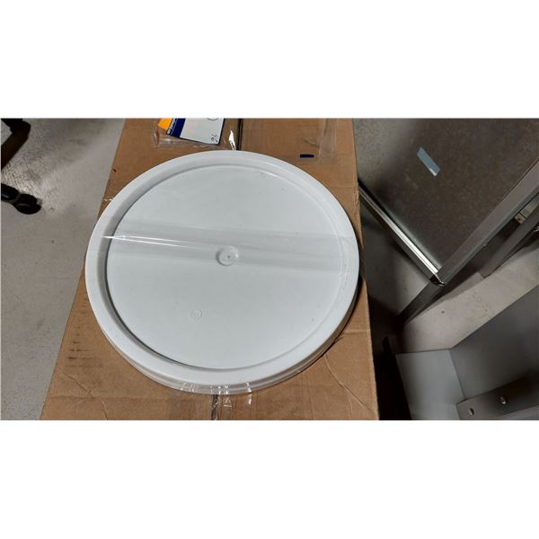 LOT DE 46 COUVERCLES, 12"