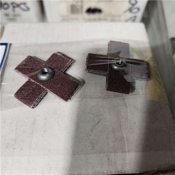 BOITE DE 99 MERIT 80-GRIT ABRASIVE CROSS PADS, 1-1/2" × 1-1/2" × 1/2"