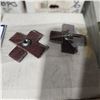 Image 1 : BOITE DE 99 MERIT 80-GRIT ABRASIVE CROSS PADS, 1-1/2" × 1-1/2" × 1/2"