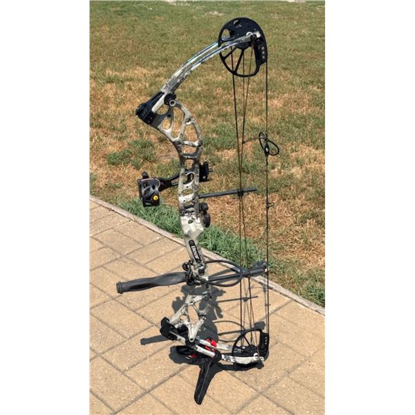 BEAR ENTICER COMPOUND BOW IN GREAT CONDITION - RECENTLY SHOT AND WORKS!