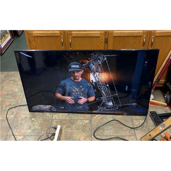 SAMSUNG 54-INCH TV WITH FULL MOTION WALL MOUNT! WORKS!