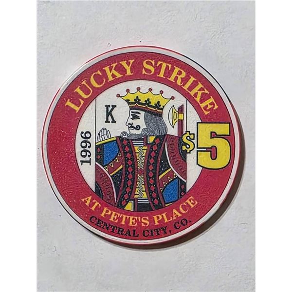 LUCKY STRIKE $5 CASINO CHIP 1996 AT PETES PLACE