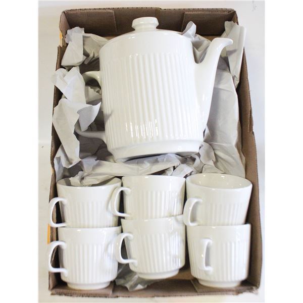 VINTAGE ENGLISH STONEWARE TEA POT & CUPS