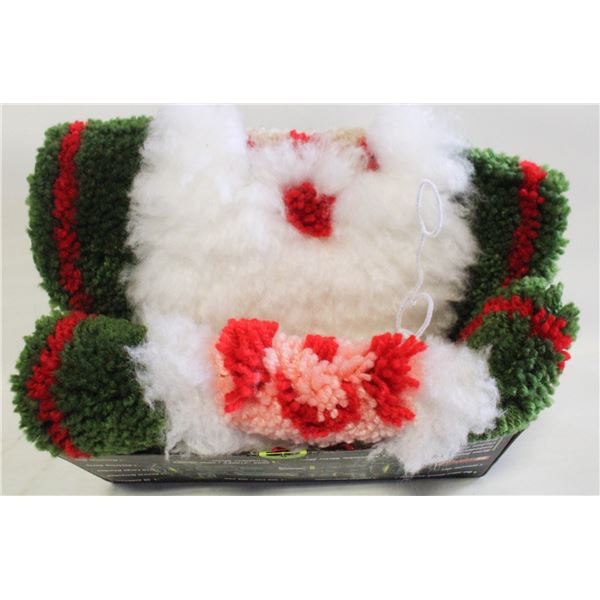 VINTAGE WALL HANGING TUFTED MRS/MR CLAUSE HAND