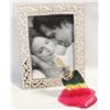 Image 1 : POPSICLE RING HOLDER WITH RINGS, 5 X 7 FRAME