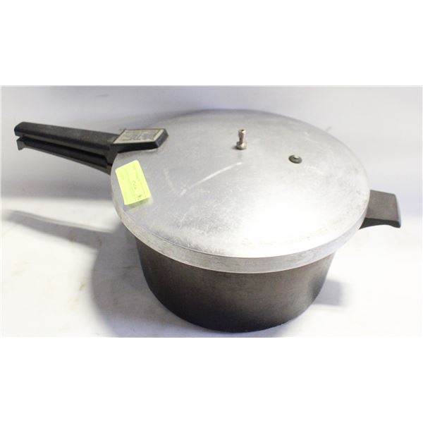 VINTAGE PRESTO PRESSURE COOKER