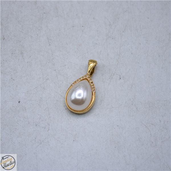 GOLD PLATED SYNTHETIC PEARL PENDANT WITH CUBIC