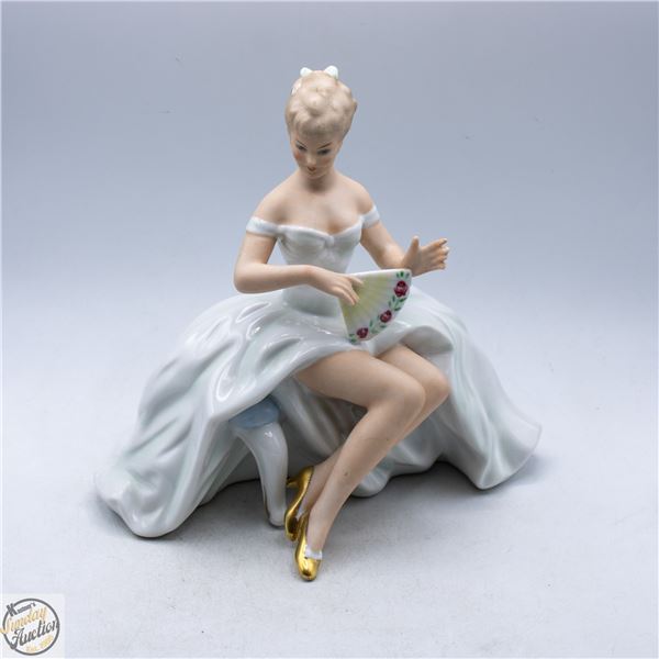 WALLENDORF PORCELAIN FIGURINE #1590