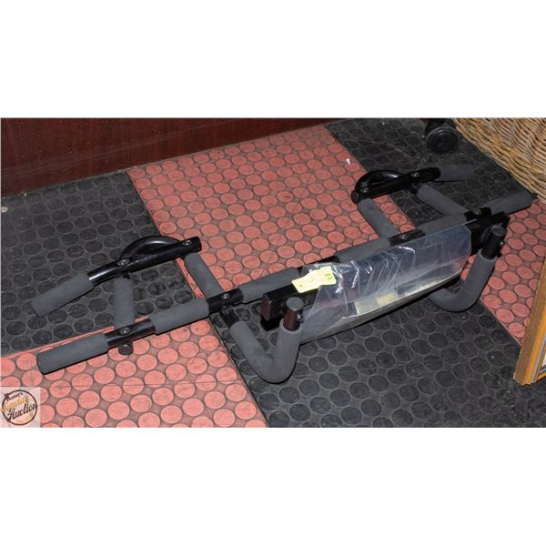 CHINUP BAR WITH MOUNTING HARDWARE