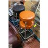 Image 1 : FOUR BAR STOOLS - 2 BLACK, 2 BROWN