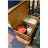 Image 1 : ESTATE BOX OF ASSORTED VINTAGE TEACUPS+ SAUCERS