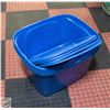 Image 1 : 4 PLASTIC TOTES WITH LIDS