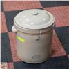 Image 1 : ESTATE MEDALTA #5 CROCK WITH LID