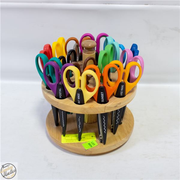 18 PAIRS DIFF CUTTING PATTERN SCISSORS IN HOLDER
