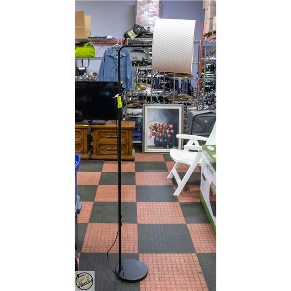 BLACK METAL ARCH/SIDEWAYS FLOOR LAMP 70"H