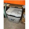 Image 2 : Igloo MaxCold Latitude 58 Litre Roller Cooler