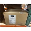 Image 3 : AmazonBasics Velvet Hangers, 100-Pack