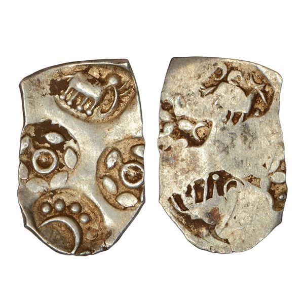 Ancient India : Archaic silver punch-marked coin - Tapi-Wainganga Valley region, 1.60g.
