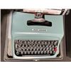 Image 3 : Olivetti Underwood Studio 44 Typewriter with Case