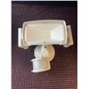 Image 9 : Igloo 10 Gallon Yellow Cooler & AmeriTop LED Security Light