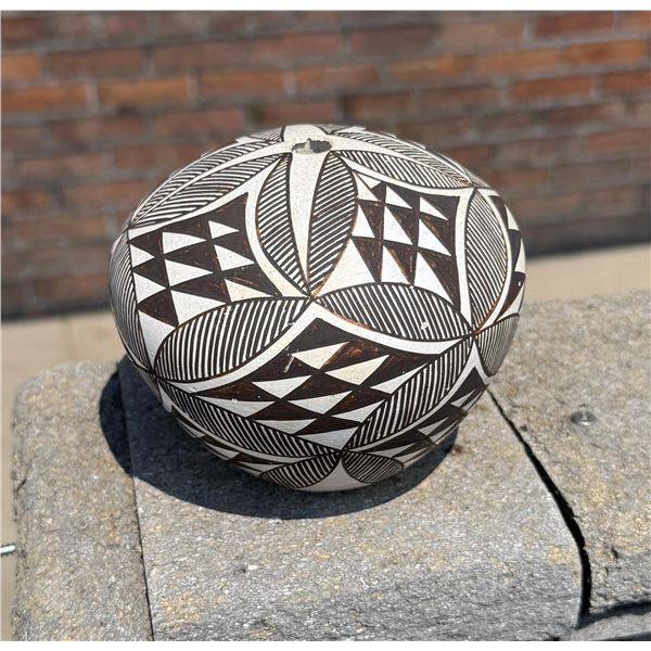 Marie Zieu Chino Acoma Pueblo Seed Pot