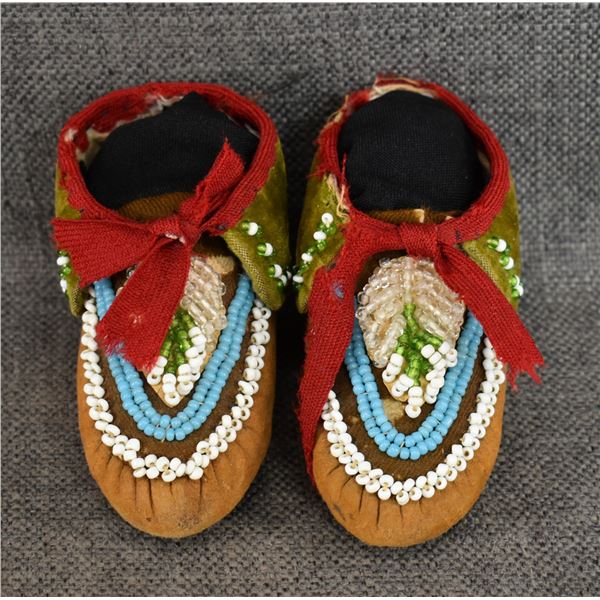 IROQUOIS CHILD MOCCASINS
