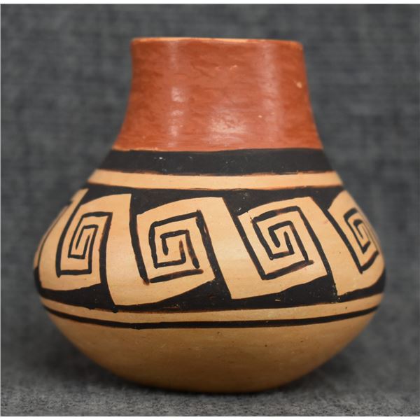 HOPI POTTERY VASE (GARNET PAVATEA)