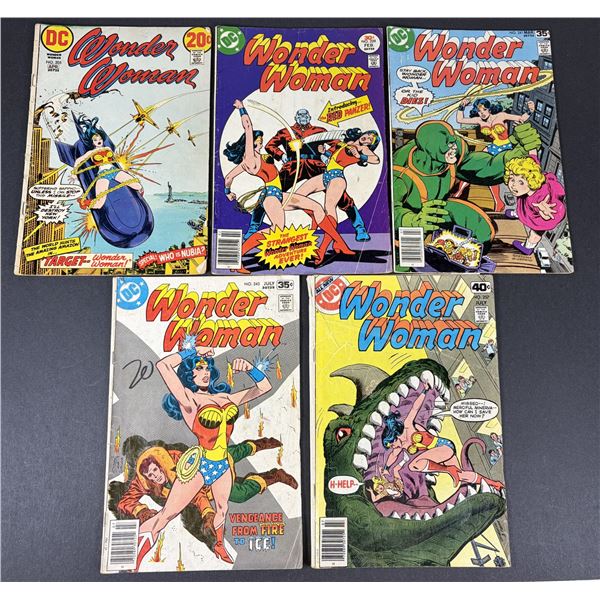 Vintage 1942 Wonder Woman Comic LOT x5