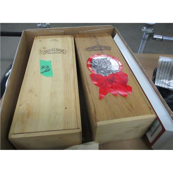BOX C/W DESK LAMP, 2 WOOD BOXES