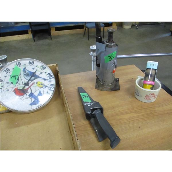 BOX C/W FILLETING KNIFE, THERMOMETER, 2 TON JACK, SHAVING BRUSH & MUG