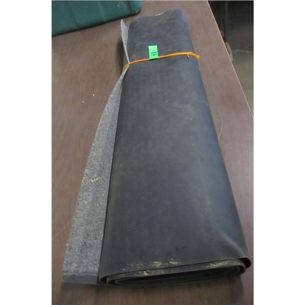 APPROX. 4' X 6' LIGHT GREY FLOOR MAT