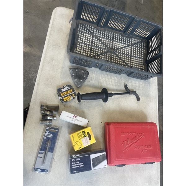 PLASTIC TRAY OF ITEMS INCLUDING MILWAUKEE HEAVY DUTY HOLE SAW KIT, ROK BRAD NAILS, DEWALT BI METAL H