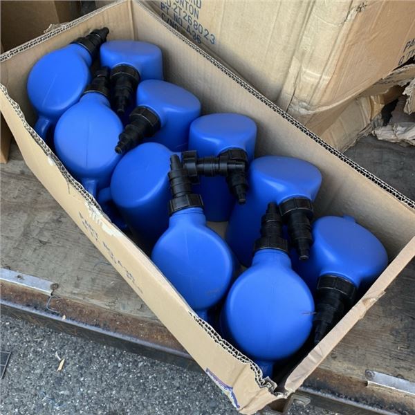 BOX OF 10 NEW WESTWARD 2 QUART BATTERY/GOLF CART FILLER JUGS WITH AUTOMATIC SHUTOFF NON-DRIP SPOUT