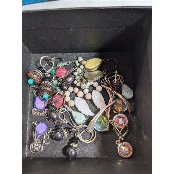 10 PAIRS OF VARIOUS VINTAGE EARRINGS