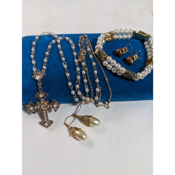 VINTAGE PEARL NECKLACE, BRACELET, AND 2 PAIRS OF EARRINGS