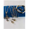 Image 1 : VINTAGE PEARL NECKLACE, BRACELET, AND 2 PAIRS OF EARRINGS