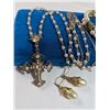 Image 2 : VINTAGE PEARL NECKLACE, BRACELET, AND 2 PAIRS OF EARRINGS