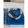 Image 3 : VINTAGE PEARL NECKLACE, BRACELET, AND 2 PAIRS OF EARRINGS