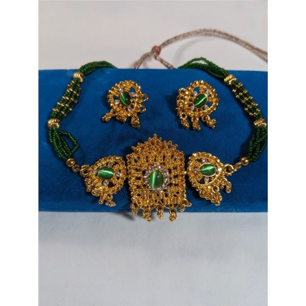 VINTAGE NECKLACE AND MATCHING EARRING SET