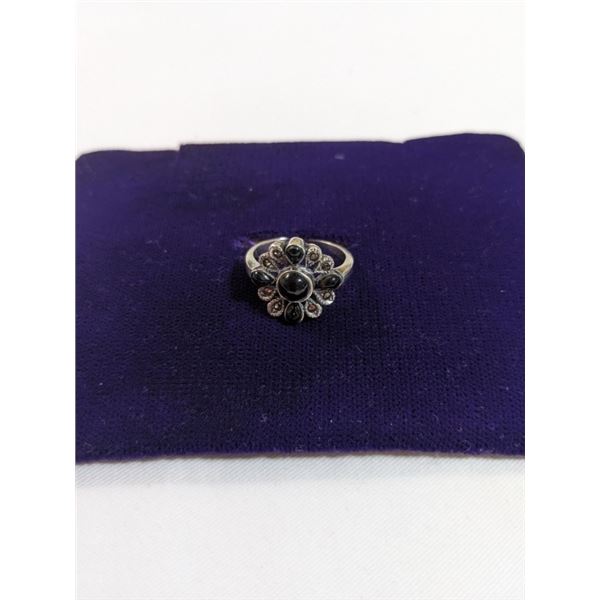 VINTAGE 925 STERLING SILVER W/ BLACK STONES AND MARCASITE STONES RING