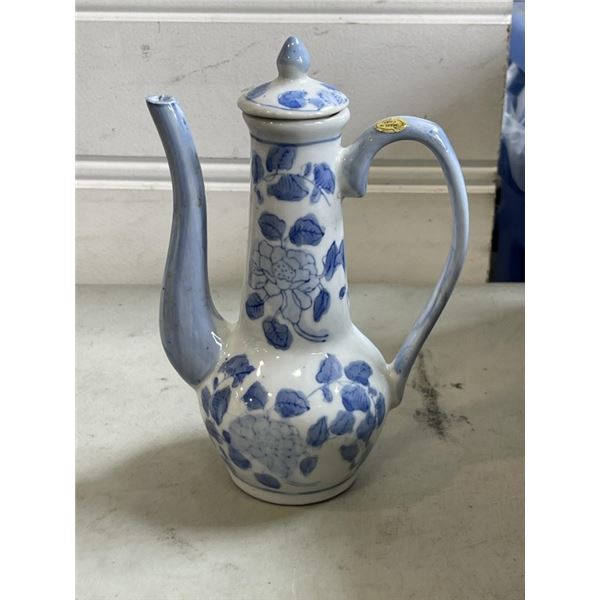 TRAY OF PORCELAIN BLUE & WHITE PITCHERS