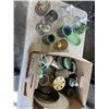 Image 1 : BOX OF BATHROOM ITEMS INCLUDING SOAP DISPENSERS, TOOTHBRUSH HOLDER, SOAP TRAYS