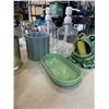 Image 2 : BOX OF BATHROOM ITEMS INCLUDING SOAP DISPENSERS, TOOTHBRUSH HOLDER, SOAP TRAYS