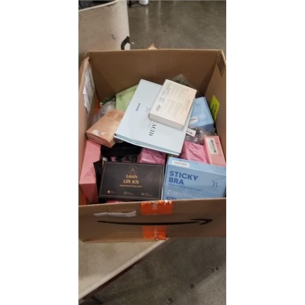 TRAY OF LADIES ITEMS INCLUDING CHARLOTTE TILBURY AIR BRUSH MINI SETTING SPRAY KIT HYALURONIC ACID, B