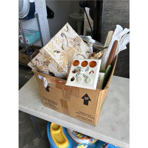 BOX OF SEWING SUPPLIES INCLUDING CREATIVE WORLD STITCH BOW ORGANIZING & STORAGE SYSTEM