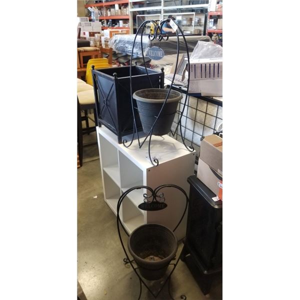 PAIR OF PLANTER BASKETS WITH WELCOME SIGNS AND SQUARE PLANTER BOX